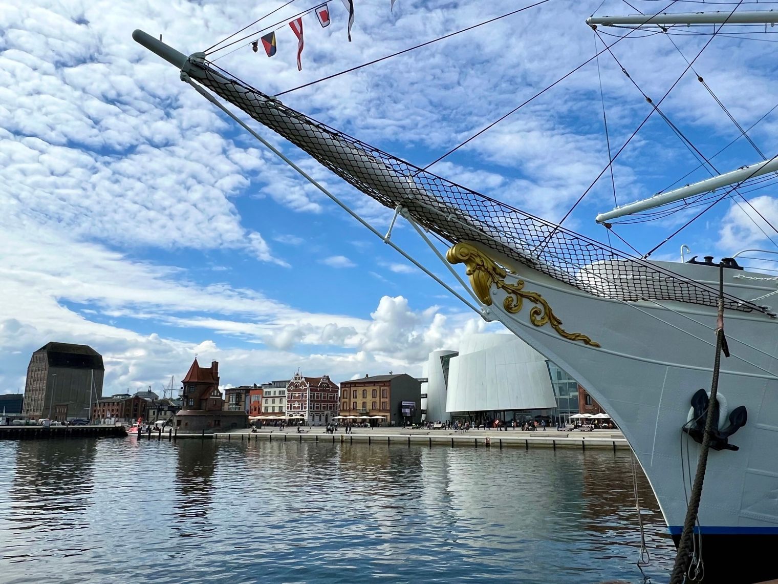 Das Bild zeigt die Gorch Fock 1 im Stralsunder Hafen vor dem Ozeaneum