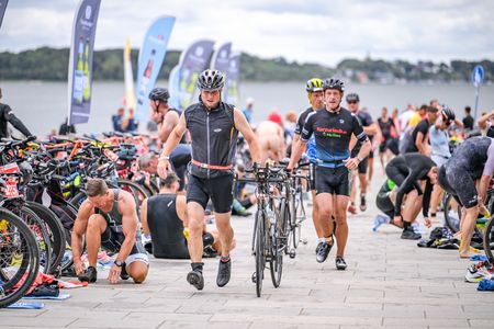 Triathleten in der Wechselzone vom Schwimmen aufs Rad