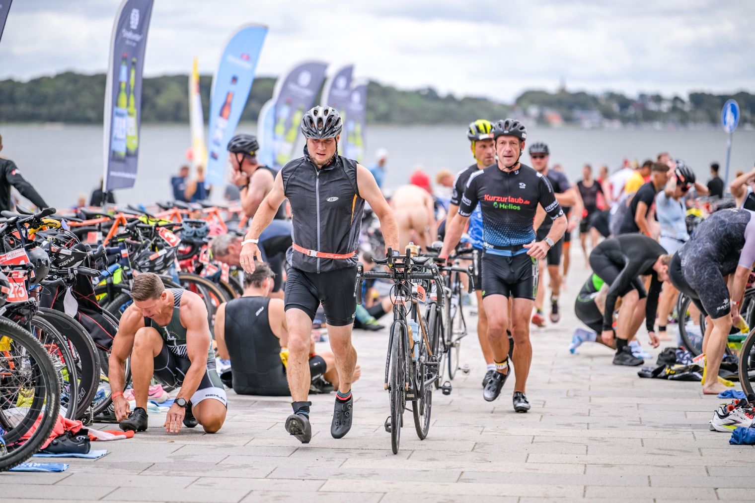 Triathleten in der Wechselzone vom Schwimmen aufs Rad
